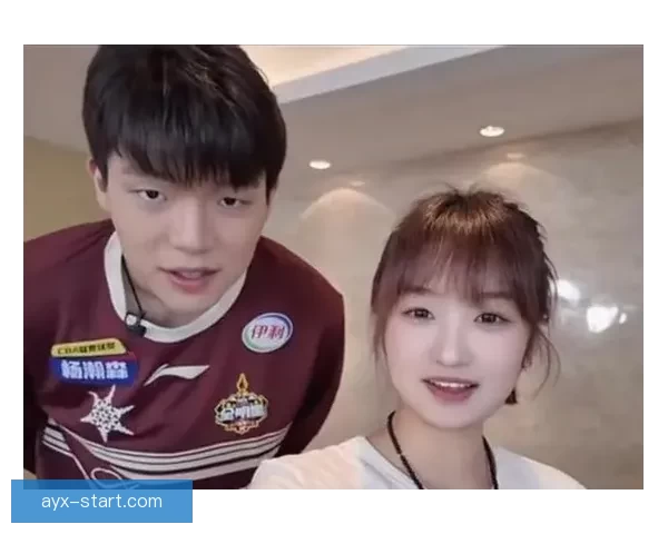 杨瀚森女友抱利拉德儿子转圈圈晒合影 幸遇你开心不已